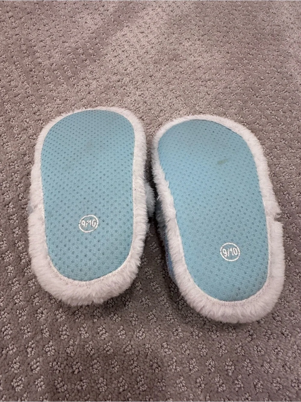 Disney Frozen 2 Anna and Elsa Girls Slippers, Size 9/10, Pre-owned